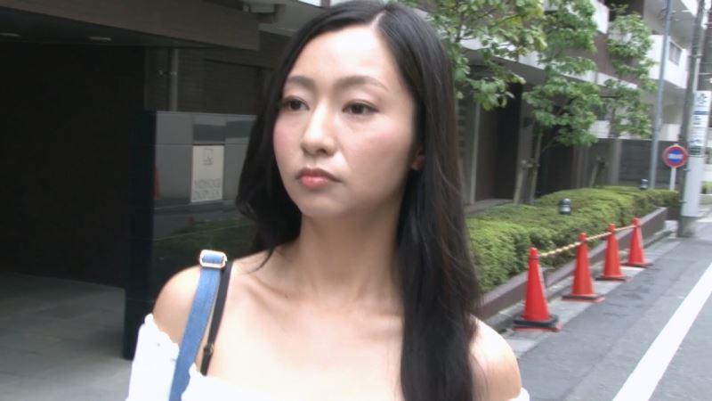 端庄的居家人妻不为人知的一面,勾搭两个壮青年