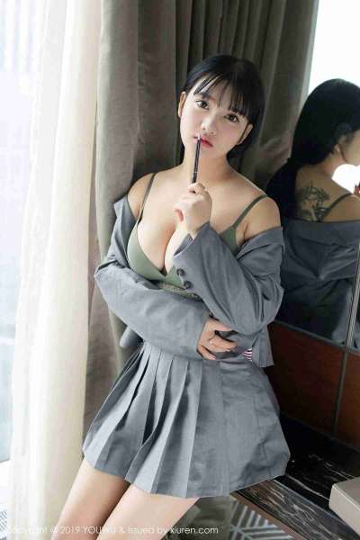 大眼美女办公室诱惑写真